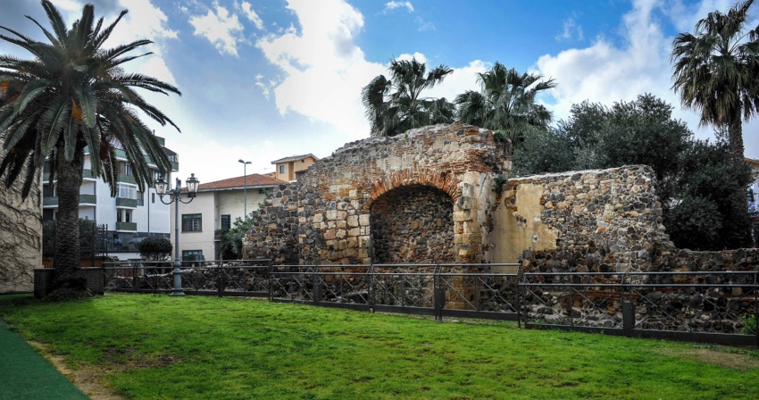 Cinta muraria difensiva medievale Cinta muraria difensiva medievale