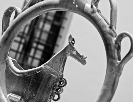 Biblioteca comunale, chiostro, 2025: Antonello Atzori, La Sartiglia e la ceramica di tradizione. Foto Carrus e Marongiu-Über Pictures© Biblioteca comunale, chiostro, 2025: Antonello Atzori, La Sartiglia e la ceramica di tradizione. Foto Carrus e Marongiu-Über Pictures©