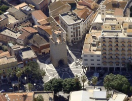 Piazza Roma con la Torre Mariano II © Francesco Cubeddu Piazza Roma con la Torre Mariano II © Francesco Cubeddu