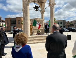 La cerimonia davanti al Monumento ai Caduti La cerimonia davanti al Monumento ai Caduti