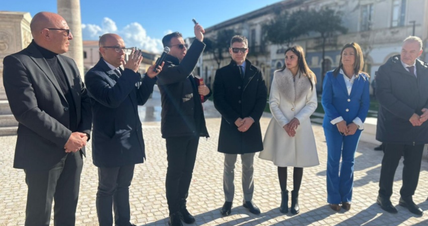 Don Alessandro Floris benedice la nuova piazza Mariano Don Alessandro Floris benedice la nuova piazza Mariano