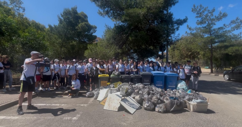 Foto di gruppo dei volontari con i rifiuti raccolti alla giornata ecologica Foto di gruppo dei volontari con i rifiuti raccolti alla giornata ecologica