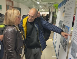 Gio Murru illustra la mostra agli Assessori Laconi e Zedda Gio Murru illustra la mostra agli Assessori Laconi e Zedda