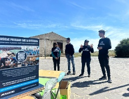 I volontari di Plastic free e l'Assessore Zedda a Torre Grande I volontari di Plastic free e l'Assessore Zedda a Torre Grande