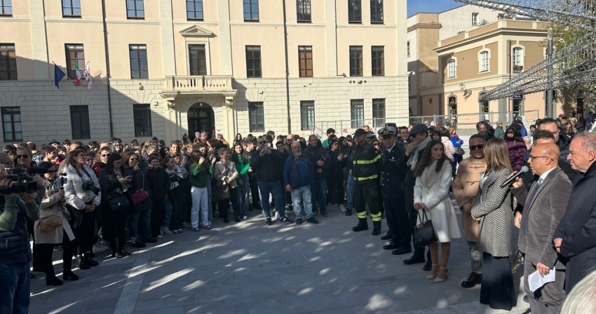 Il Sindaco Sanna e le autorità durante la cerimonia per la riapertura di piazza Manno Il Sindaco Sanna e le autorità durante la cerimonia per la riapertura di piazza Manno