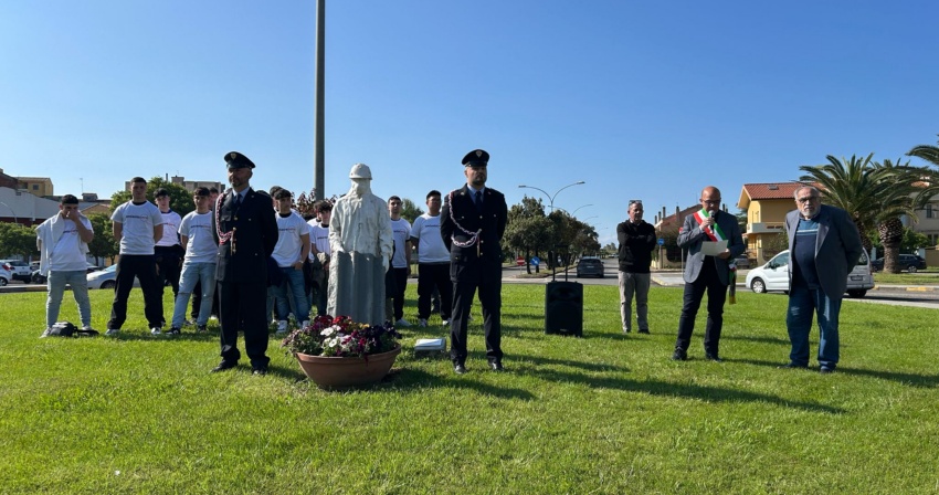 La cerimonia davanti al monumento per le vittime dell'amianto La cerimonia davanti al monumento per le vittime dell'amianto