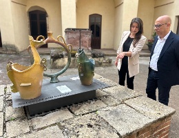 Il Sindaco Sanna e l'Assessore de Seneen davanti all'installazione di Antonello Atzori all'Hospitalis Sancti Antoni Il Sindaco Sanna e l'Assessore de Seneen davanti all'installazione di Antonello Atzori all'Hospitalis Sancti Antoni