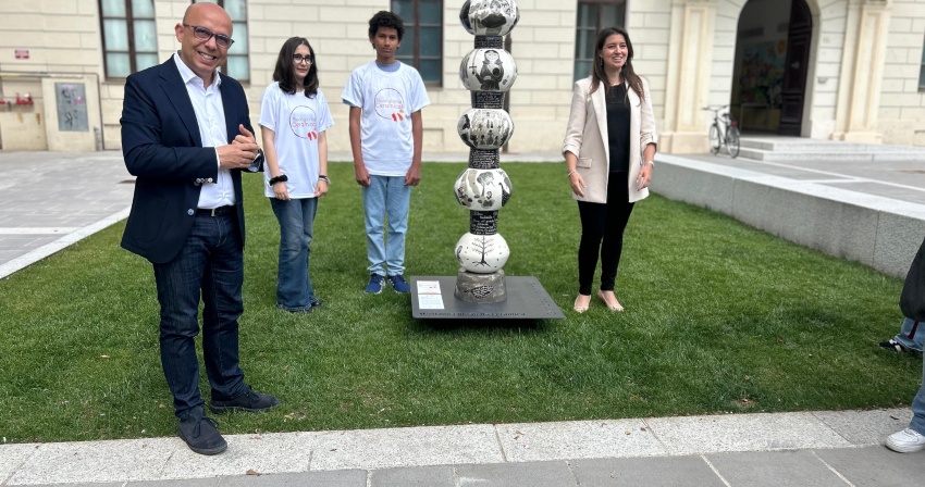 Il Sindaco Sanna, l'Assessore de Seneen e due studenti davanti all'installazione dedicata a Eleonora d'Arborea Il Sindaco Sanna, l'Assessore de Seneen e due studenti davanti all'installazione dedicata a Eleonora d'Arborea