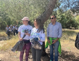 L'Assessore Maria Bonaria Zedda con Efisio Sanna di Formula Ambiente L'Assessore Maria Bonaria Zedda con Efisio Sanna di Formula Ambiente