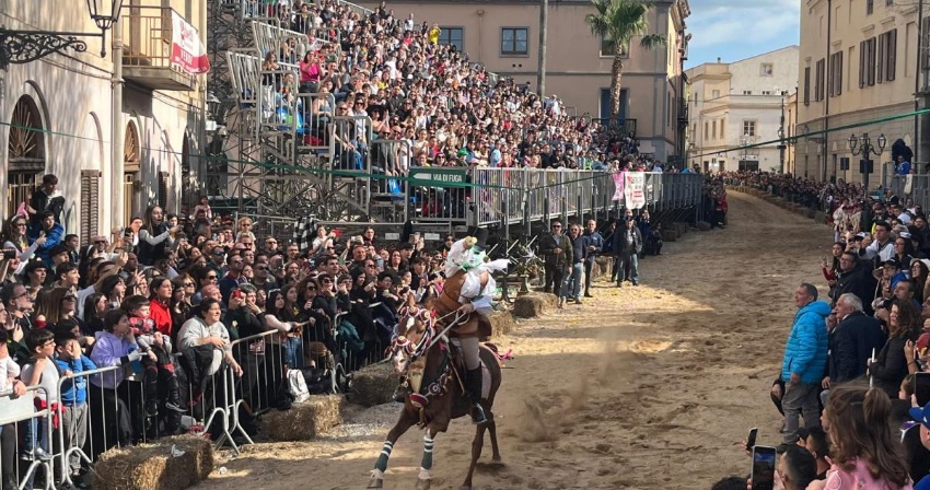 Sartigliedda - Per i bambini cinque stelle in un'edizione emozionante Sartigliedda - Per i bambini cinque stelle in un'edizione emozionante