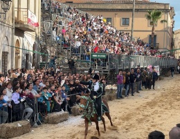Sartigliedda - Per i bambini cinque stelle in un'edizione emozionante Sartigliedda - Per i bambini cinque stelle in un'edizione emozionante