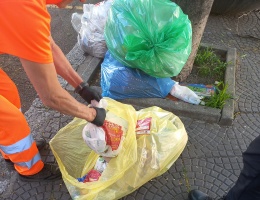 L'ispezione nei sacchi dei rifiuti abbandonati L'ispezione nei sacchi dei rifiuti abbandonati