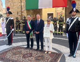 L'onorificenza a Maria Pina Corona L'onorificenza a Maria Pina Corona