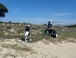 Volontari impegnati nella raccolta dei rifiuti Volontari impegnati nella raccolta dei rifiuti