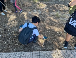 Uno studente impegnato nella giornata ecologica nella pineta di Torre Grande Uno studente impegnato nella giornata ecologica nella pineta di Torre Grande