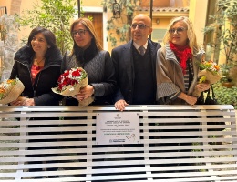 elisabetta gola, simona scioni, il sindaco sanna e susi ronchi inaugurano la panchina bianca elisabetta gola, simona scioni, il sindaco sanna e susi ronchi inaugurano la panchina bianca