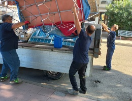 il materiale sequestrato viene caricato sui camion il materiale sequestrato viene caricato sui camion