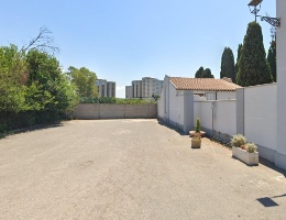 il piazzale di ingresso del cimitero il piazzale di ingresso del cimitero