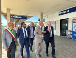 il prefetto angieri, l'assessore cuccu, l'assessore moro e il sindaco sanna alla stazione ferroviaria di oristano il prefetto angieri, l'assessore cuccu, l'assessore moro e il sindaco sanna alla stazione ferroviaria di oristano
