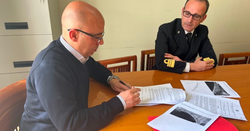 Il Sindaco Sanna e il Comandante Pucci firmano il verbale Il Sindaco Sanna e il Comandante Pucci firmano il verbale