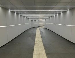 il sottopassaggio che collega il centro intermodale alla stazione ferroviaria il sottopassaggio che collega il centro intermodale alla stazione ferroviaria