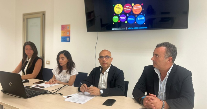 Shopping sotto le stelle - A luglio e agosto negozi aperti fino a tardi, musica e spettacoli nel centro città Shopping sotto le stelle - A luglio e agosto negozi aperti fino a tardi, musica e spettacoli nel centro città