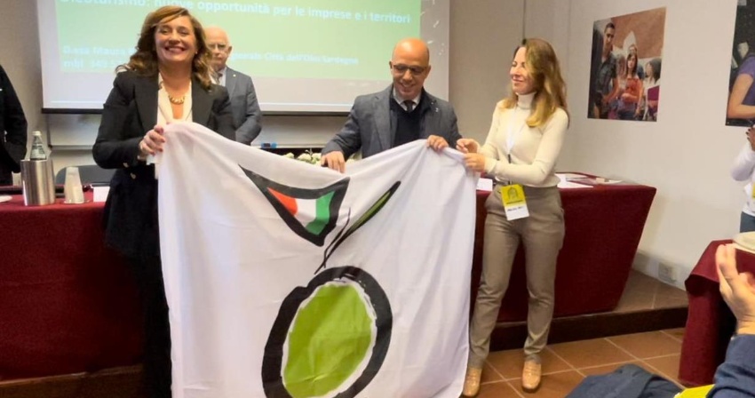 la consegna della bandiera città dell'olio al sindaco sanna e all'assessore fozzi la consegna della bandiera città dell'olio al sindaco sanna e all'assessore fozzi