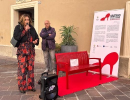 l'assessore fozzi davanti alla panchina rossa in piazza eleonora l'assessore fozzi davanti alla panchina rossa in piazza eleonora