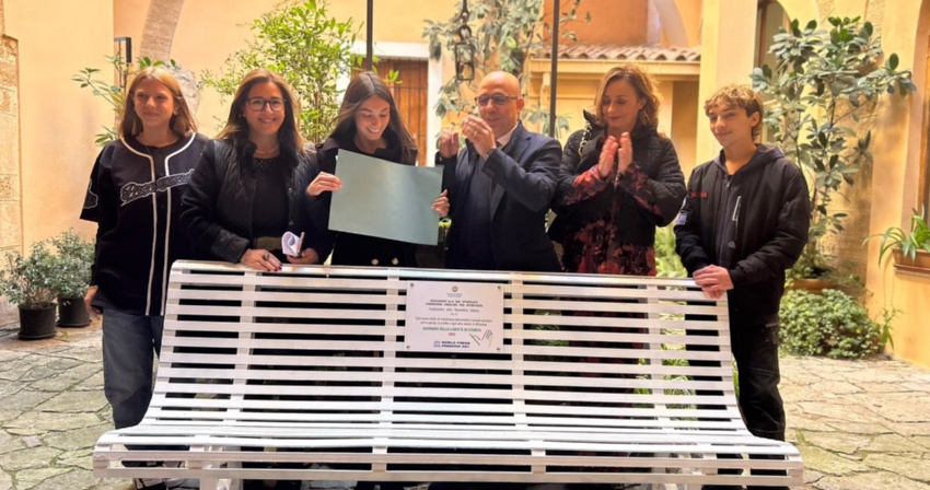 l'inaugurazione della panchina bianca per la libertà di stampa l'inaugurazione della panchina bianca per la libertà di stampa