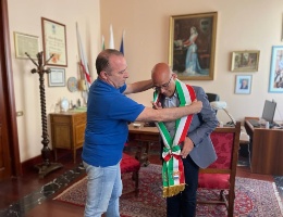 lo scambio della fascia tricolore tra andrea lutzu e massimiliano sanna lo scambio della fascia tricolore tra andrea lutzu e massimiliano sanna