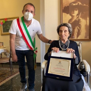 Il Sindaco Lutzu e la centenaria Carmela Tetta