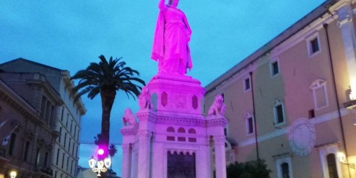 Il monumento a Eleonora si illumina di viola per la fibromialgia