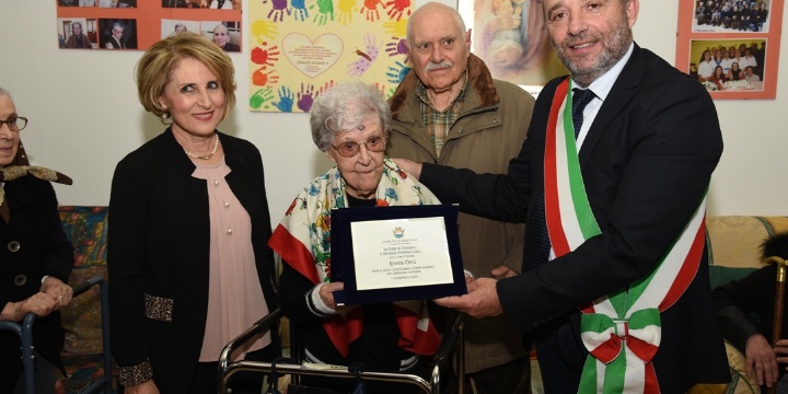Oristano festeggia la centenaria Elvira Orrù