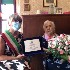 l'assessore Dora Soru consegna la targa alla centenaria Elena Iriu