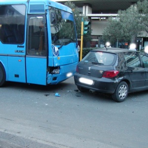 Scontro tra veicolo e autobus di linea nella via Cagliari