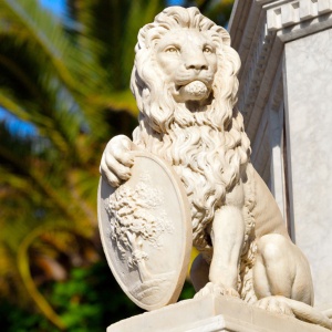 Statua di Eleonora d'Arborea, particolare di un leone con lo stemma giudicale © Paolo Brai