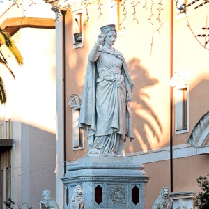 La statua di Eleonora d'Arborea © Dino Zaru