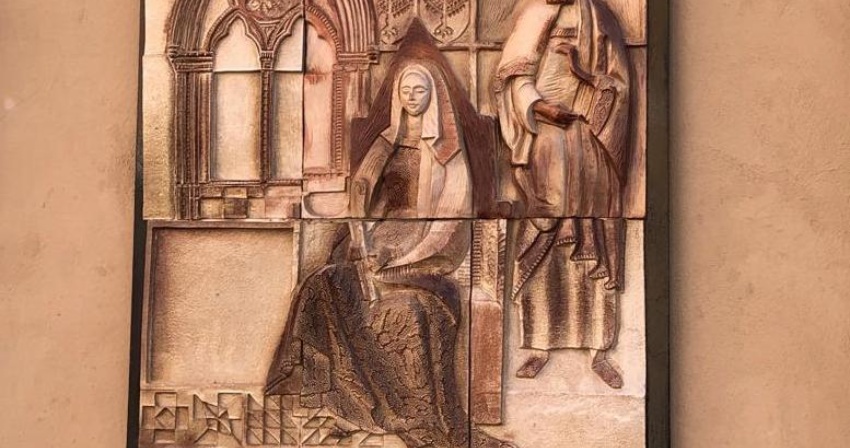 Sabato 27 ottobre in piazza Eleonora i pannelli in ceramica sulla storia della città Sabato 27 ottobre in piazza Eleonora i pannelli in ceramica sulla storia della città