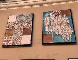 Sabato 27 ottobre in piazza Eleonora i pannelli in ceramica sulla storia della città Sabato 27 ottobre in piazza Eleonora i pannelli in ceramica sulla storia della città