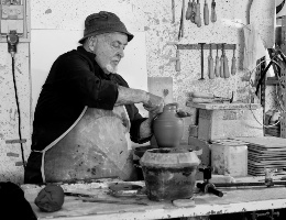 Antonio Manis (1930-2025). Tornitore eccelso, docente di foggiatura, protagonista di un'irripetibile stagione artistica. Foto Marongiu e Carrus-Über Pictures© Antonio Manis (1930-2025). Tornitore eccelso, docente di foggiatura, protagonista di un'irripetibile stagione artistica. Foto Marongiu e Carrus-Über Pictures©