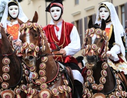 Una pariglia in costume sardo Una pariglia in costume sardo