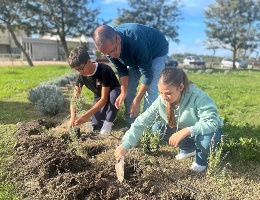 Due studenti mettono a dimora le piantine fornite da Forestas Due studenti mettono a dimora le piantine fornite da Forestas