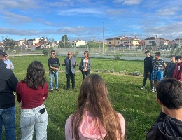 Festa degli albveri - Il Sindaco Sanna, l'Assessore Zedda e Antonio Ricciu parlano con gli studenti Festa degli albveri - Il Sindaco Sanna, l'Assessore Zedda e Antonio Ricciu parlano con gli studenti