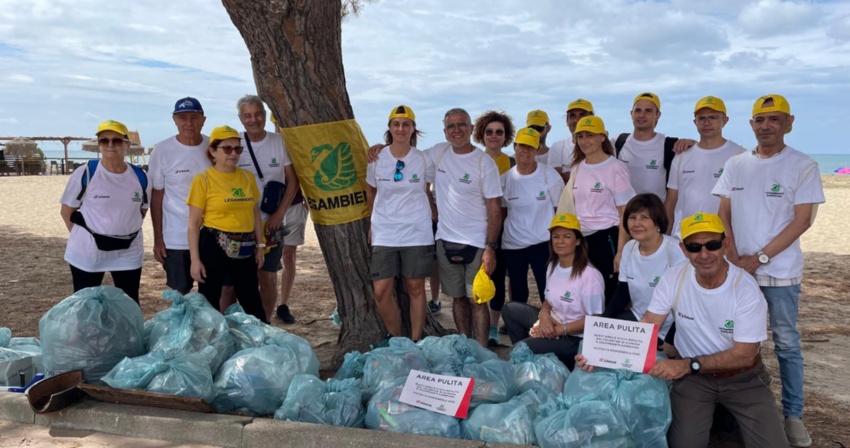 I volontari di Legambiente e Ichnusa insieme all'Assessore Zedda I volontari di Legambiente e Ichnusa insieme all'Assessore Zedda