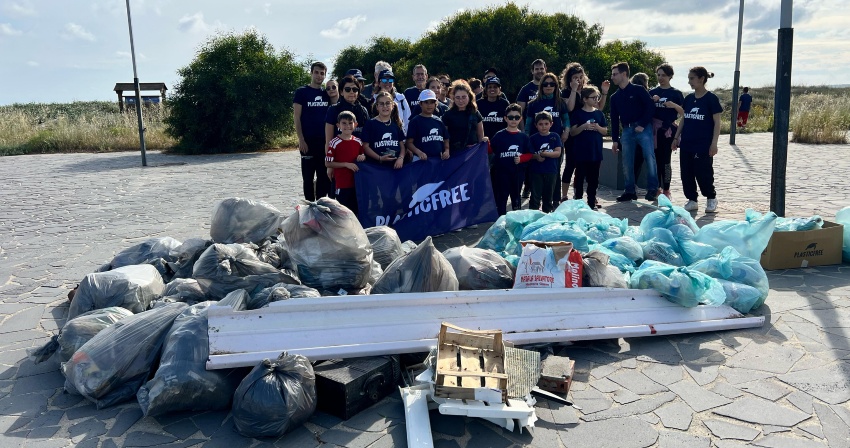 I volontari di Plastic free con i rifiuti raccolti a Torre Grande I volontari di Plastic free con i rifiuti raccolti a Torre Grande
