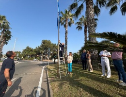 Il Sindaco Sanna e l'Assessore Zedda issano la bandiera blu 2025 Il Sindaco Sanna e l'Assessore Zedda issano la bandiera blu 2025