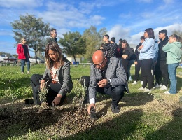 Il Sindaco Sanna e l'Assessore Zedda mettono a dimora una piantina Il Sindaco Sanna e l'Assessore Zedda mettono a dimora una piantina