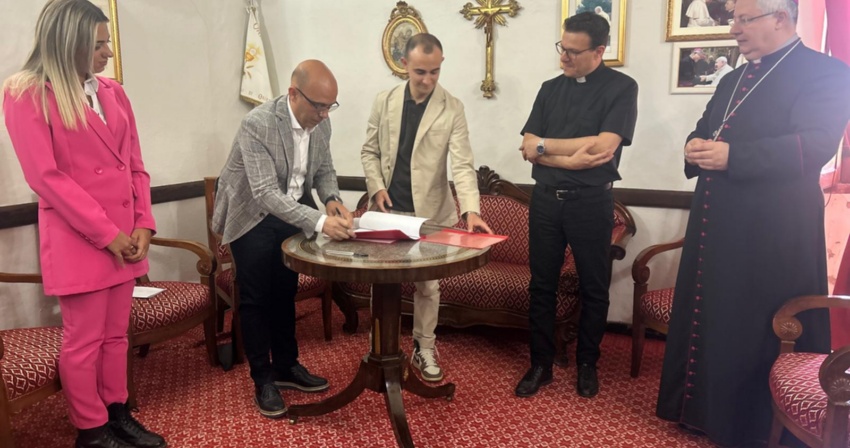 Il Sindaco Sanna firma il protocollo d'intesa sulla Catte Cup Il Sindaco Sanna firma il protocollo d'intesa sulla Catte Cup