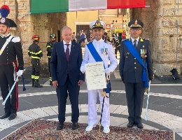 L'onorificenza ad Andrea Chirizzi L'onorificenza ad Andrea Chirizzi