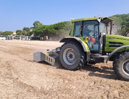 Operai al lavoro per la pulizia dell'arenile di Torre Grande Operai al lavoro per la pulizia dell'arenile di Torre Grande
